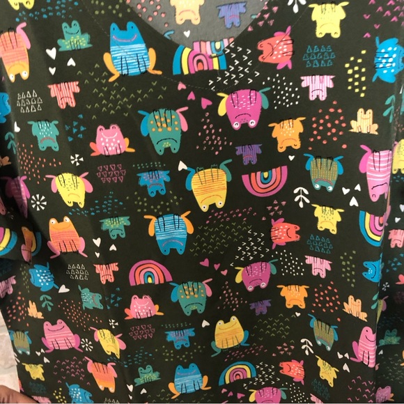 NWT Zoe + Chloe Army Green Frog and Rainbow pattern short sleeve scrub top - Picture 4 of 15